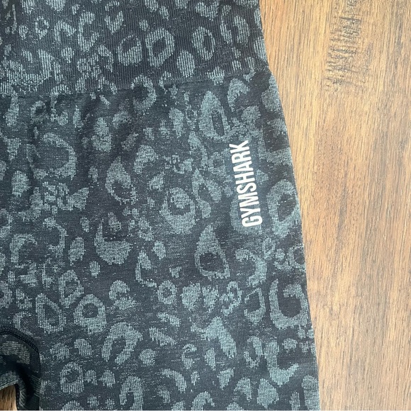 Gym Shark Women's Black Gray Animal Print Compression Leggings Size Medium - Picture 2 of 7